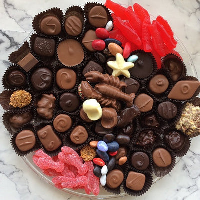 Chocolate gift tray with chocolate shells and lobster, nautical gummies